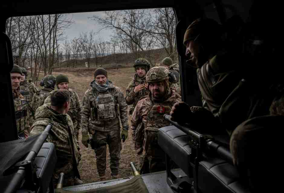 Medici ucraini della 79esima brigata si esercitano e perfezionano le tattiche di evacuazione dei soldati feriti durante   nell&rsquo;Oblast di Donetsk (foto di Wolfgang Schwan/Getty Images)
