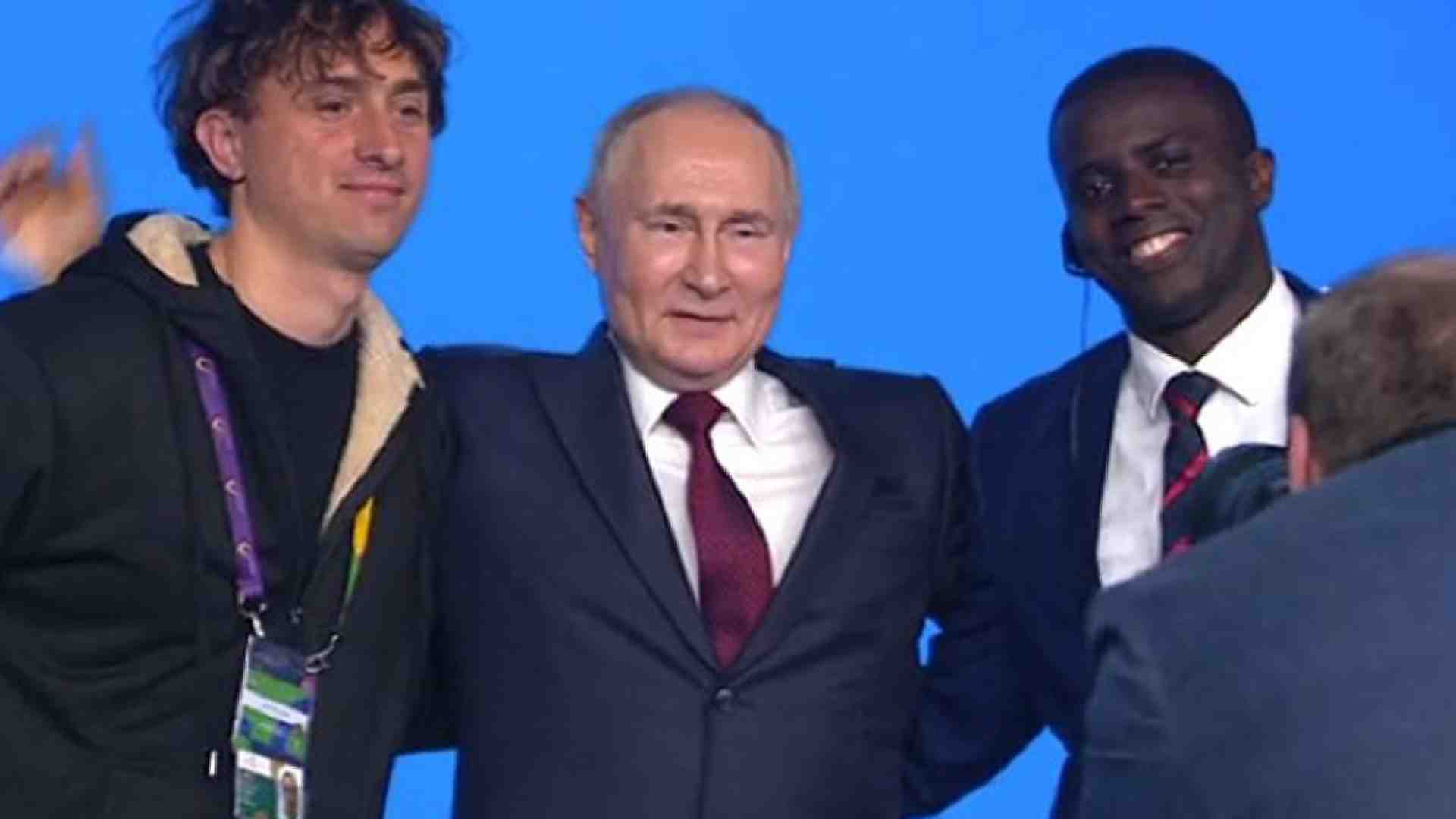 Immagine di L'artista di strada italiano Jorit che dialoga con Putin è un caso politico