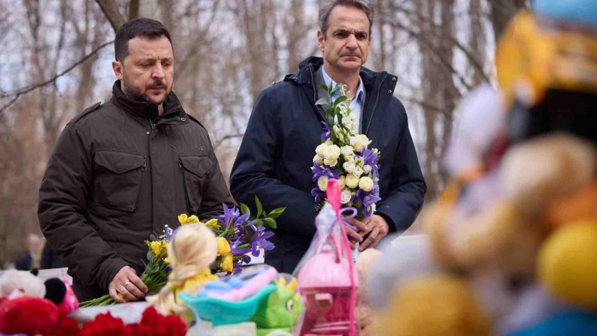 Immagine di Non era Zelensky il bersaglio del raid. Lui insiste: «Più armi, subito»