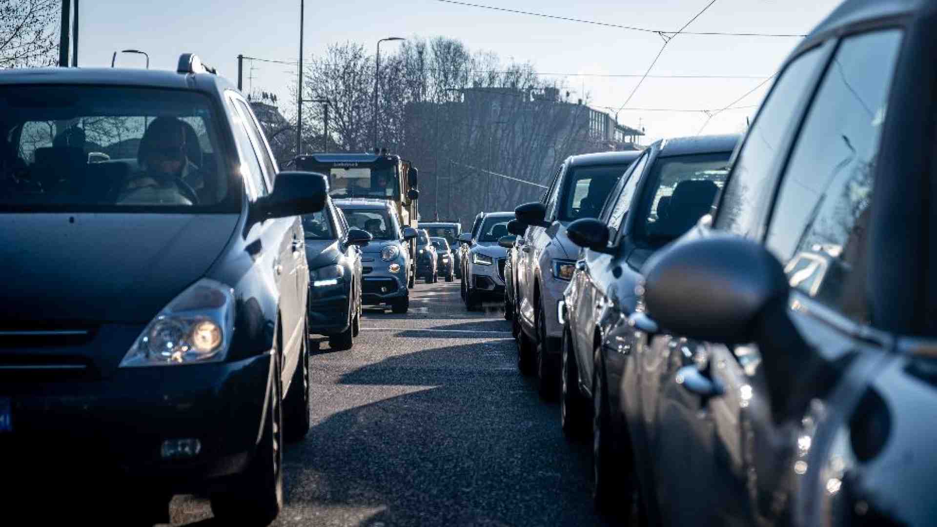 Immagine di I pendolari ostaggio delle auto perché nelle città mancano alternative