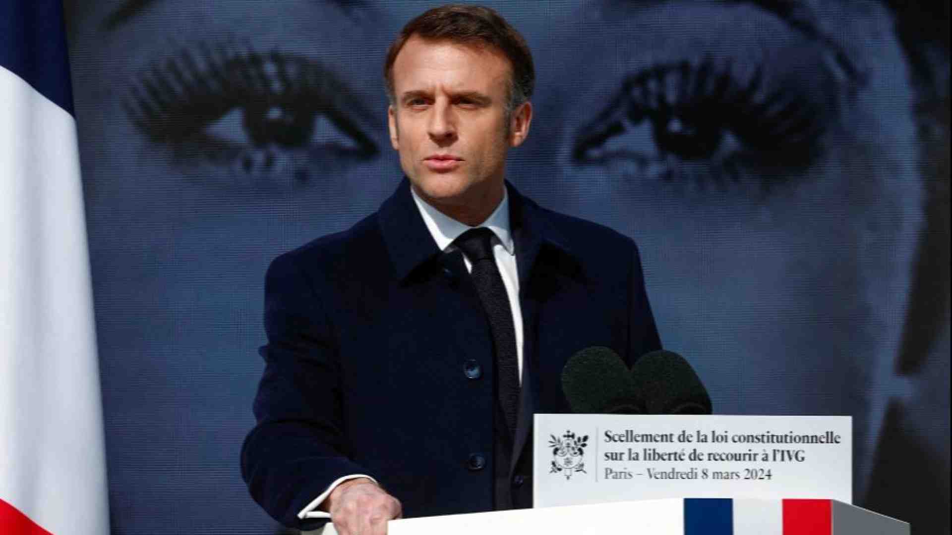 Immagine di Macron: ora il “diritto di aborto” anche tra i diritti fondamentali Ue
