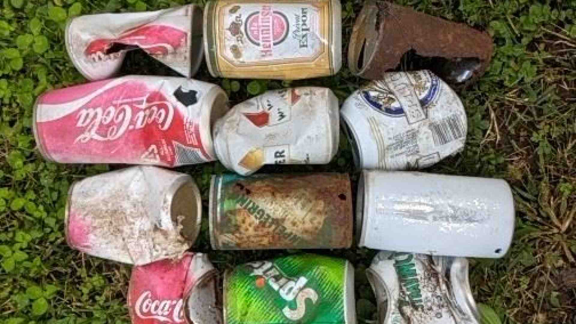 Immagine di Fazzoletti, lattine e pneumatici: sulle Alpi una vetta piena di rifiuti