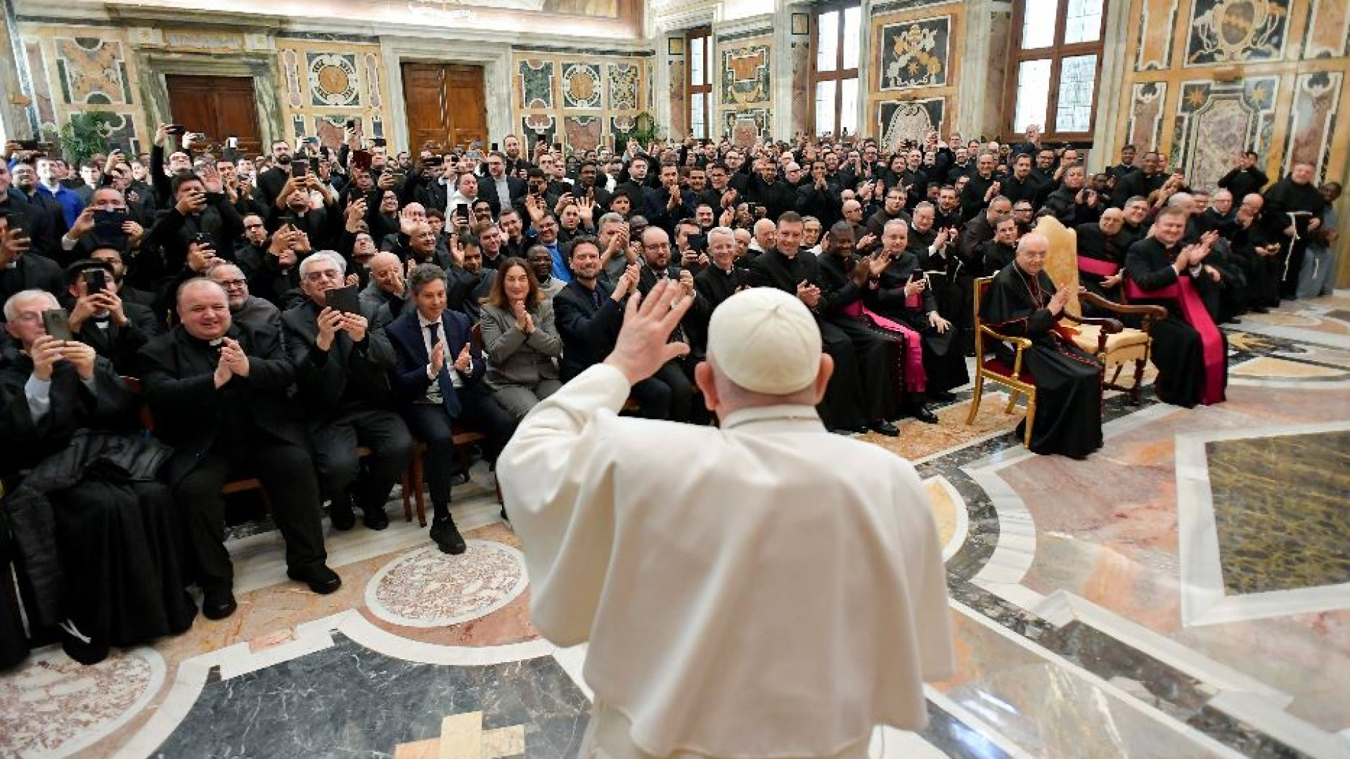 Immagine di Il Papa ai preti: nel confessionale donate perdono con tenerezza materna