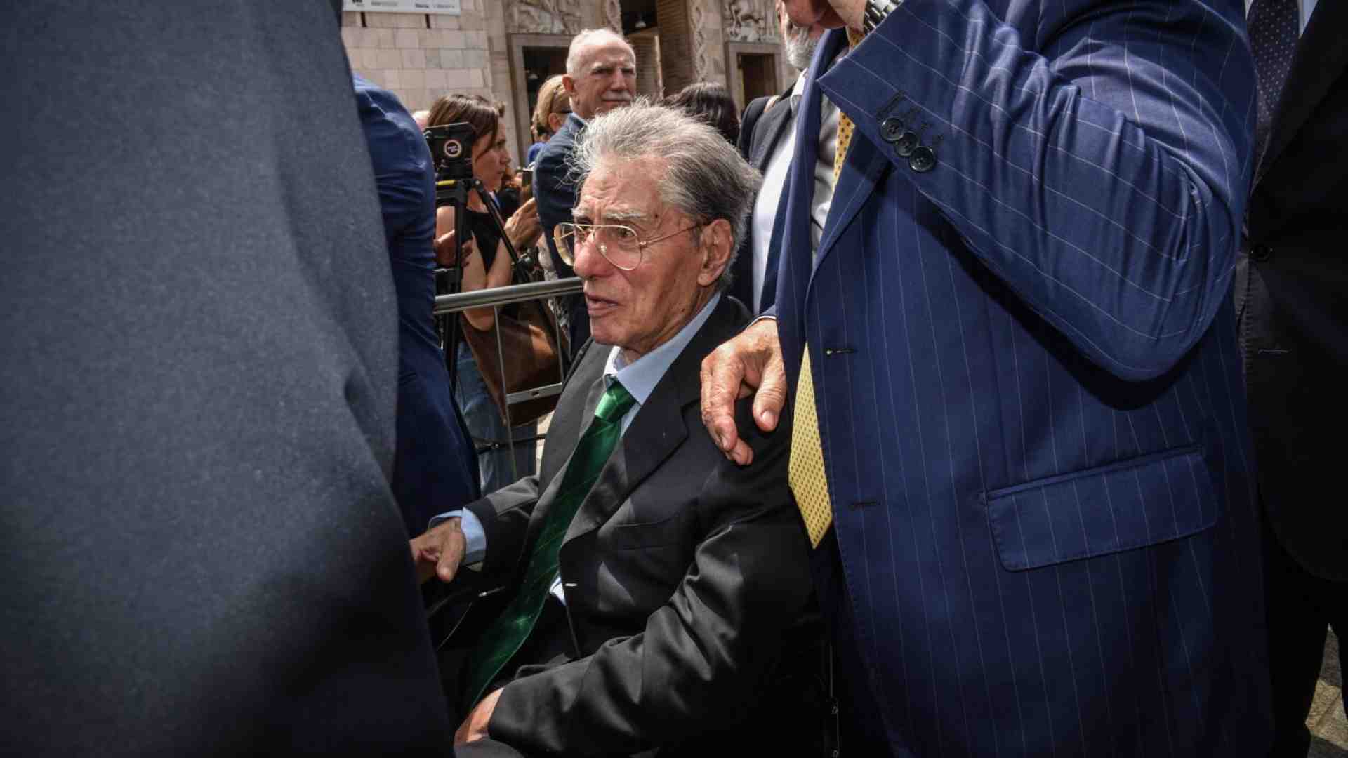 Immagine di Parla Bossi: "Vogliamo rimettere a posto la Lega. Le idee di Salvini? Bisogna vedere se sono giuste?"