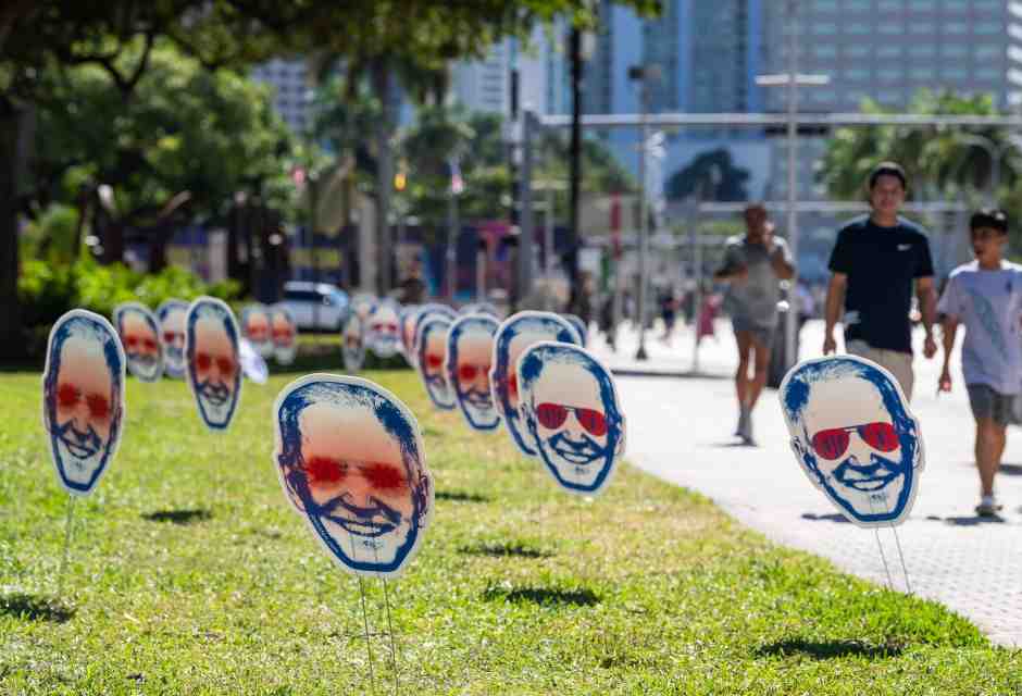 &nbsp;Cartelloni di Joe Biden in veste di Dark Barandon - foto via Getty Images