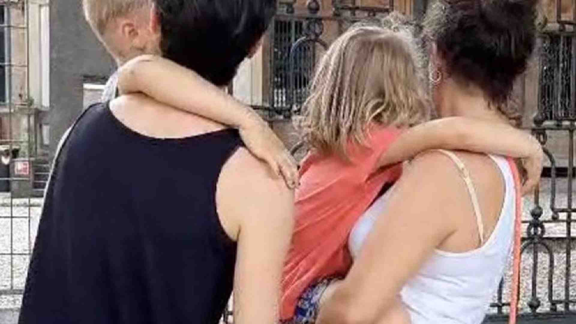 Immagine di Esistono “due mamme”? Si manipolano le parole, e la realtà scompare