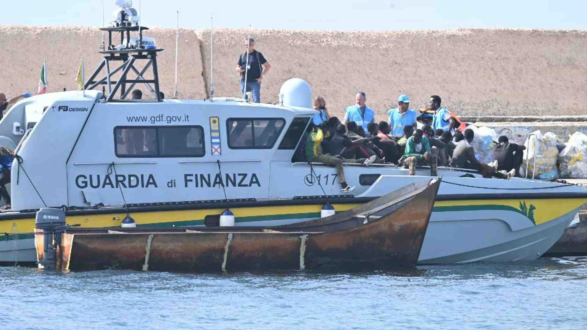 Immagine di Nuovi sbarchi a Lampedusa. Polemiche per il fermo della Sea Watch 5