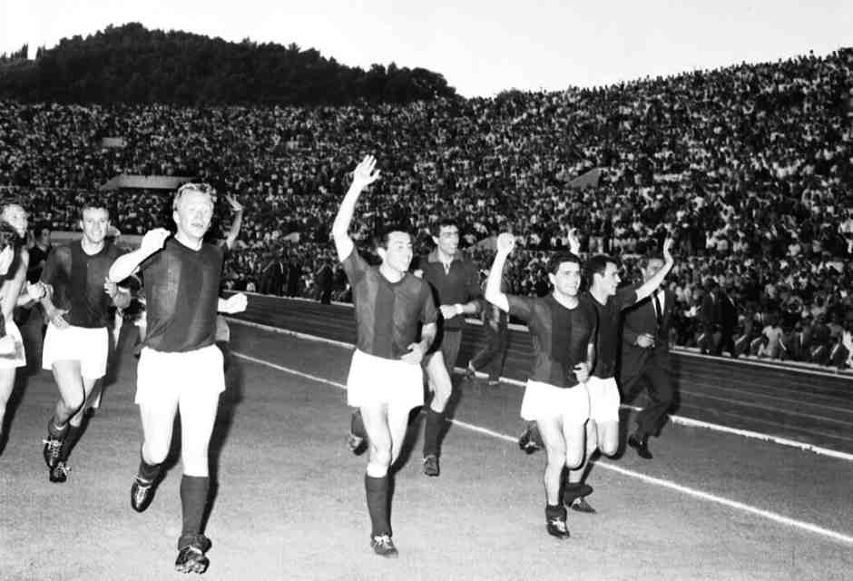 Il Bologna esulta allo stadio Olimpico di Roma il 7 giugno 1964 al termine dello spareggio per lo scudetto con l'Inter (foto Ansa)<br />