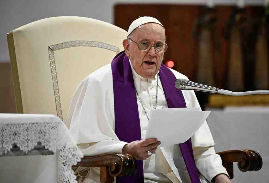 Ucraina: il Papa elogia “chi ha il coraggio della bandiera bianca”