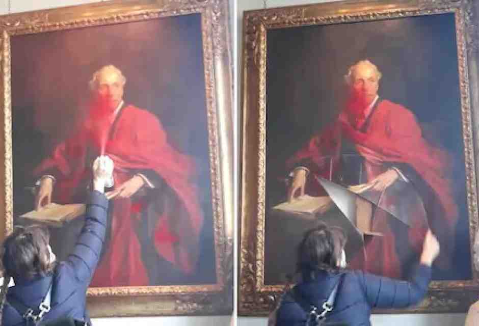 La fanatica antisionista che danneggia il ritratto di Lord Balfour: una nociva idiozia