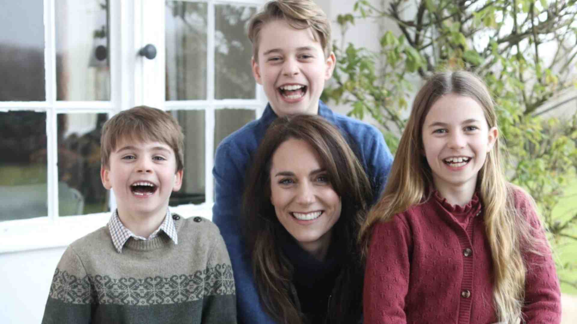 Immagine di La principessa Kate si scusa per la “confusione" sulla foto di famiglia modificata