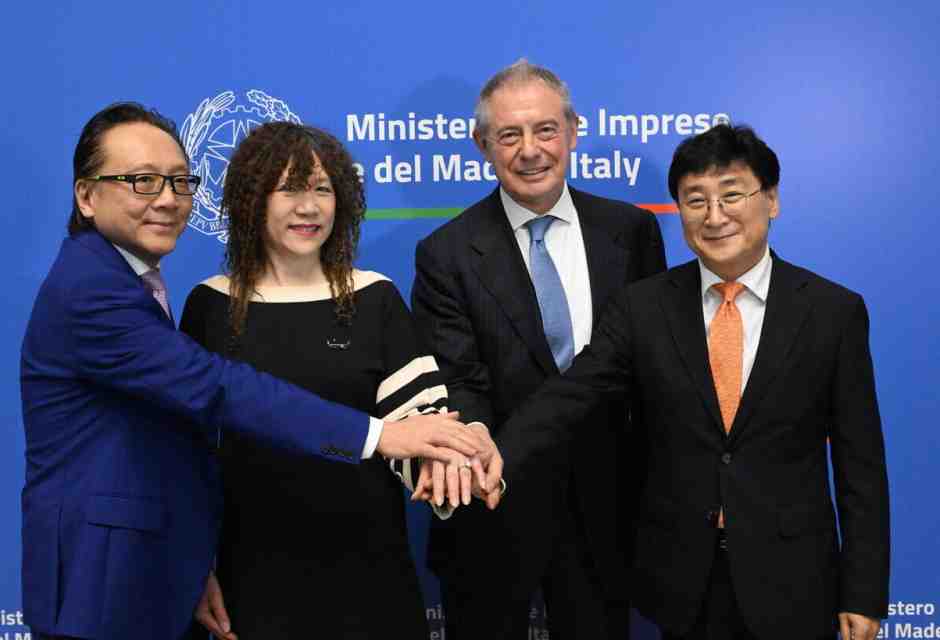 Da sinistra, Segat Sutardja, Weili Dai, il ministro Urso e Beyung Joon Han (Ana/Claudio Peri)&nbsp;<br />