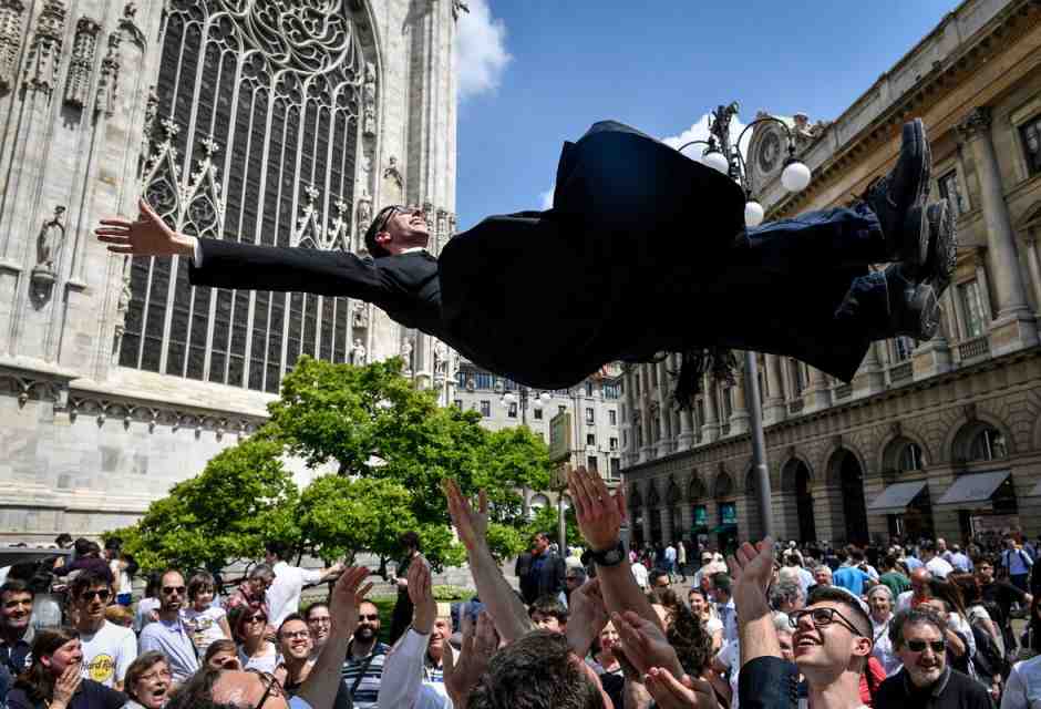 Milano, ordinazione di nuovi 15 sacerdoti in Piazza Duomo nel 2019 (LaPresse)<br />