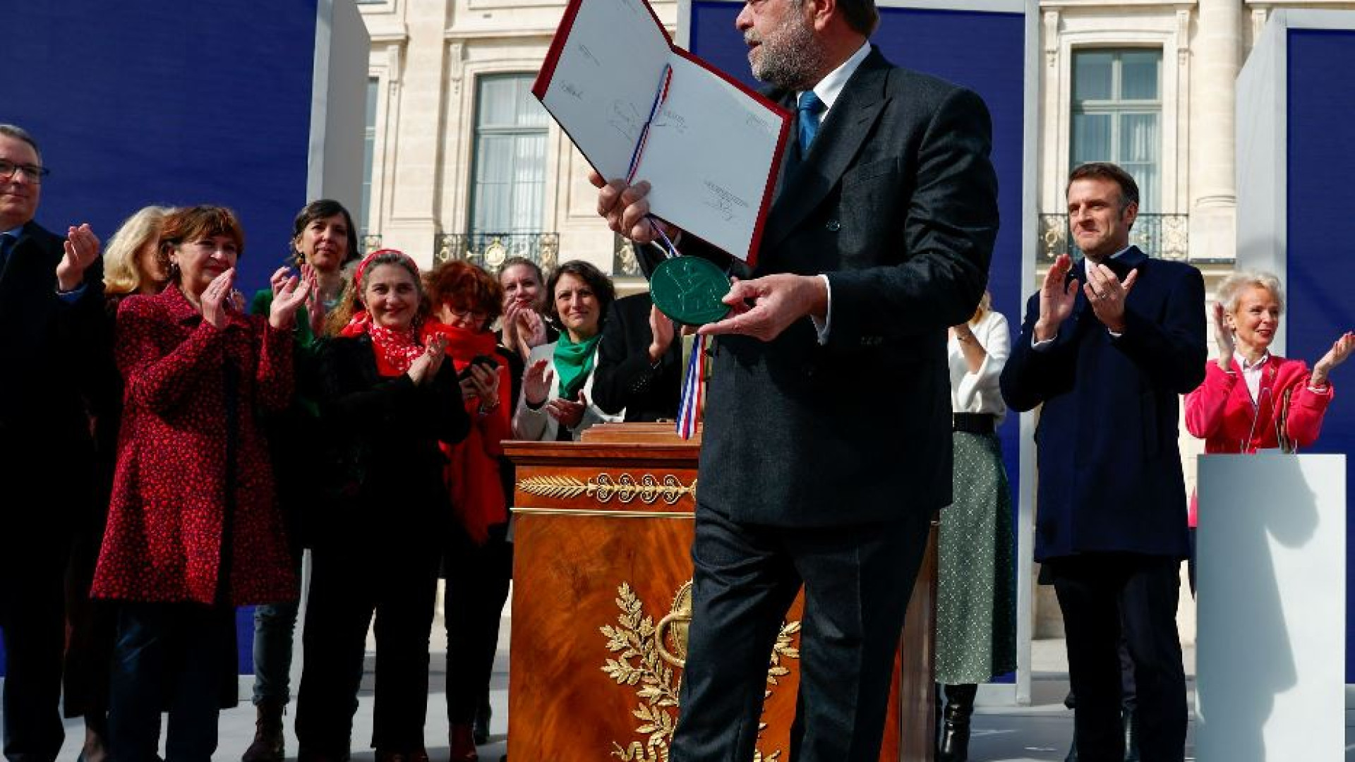 Immagine di Perché l’Eliseo insegue le sirene libertarie. E punta su aborto e fine vita