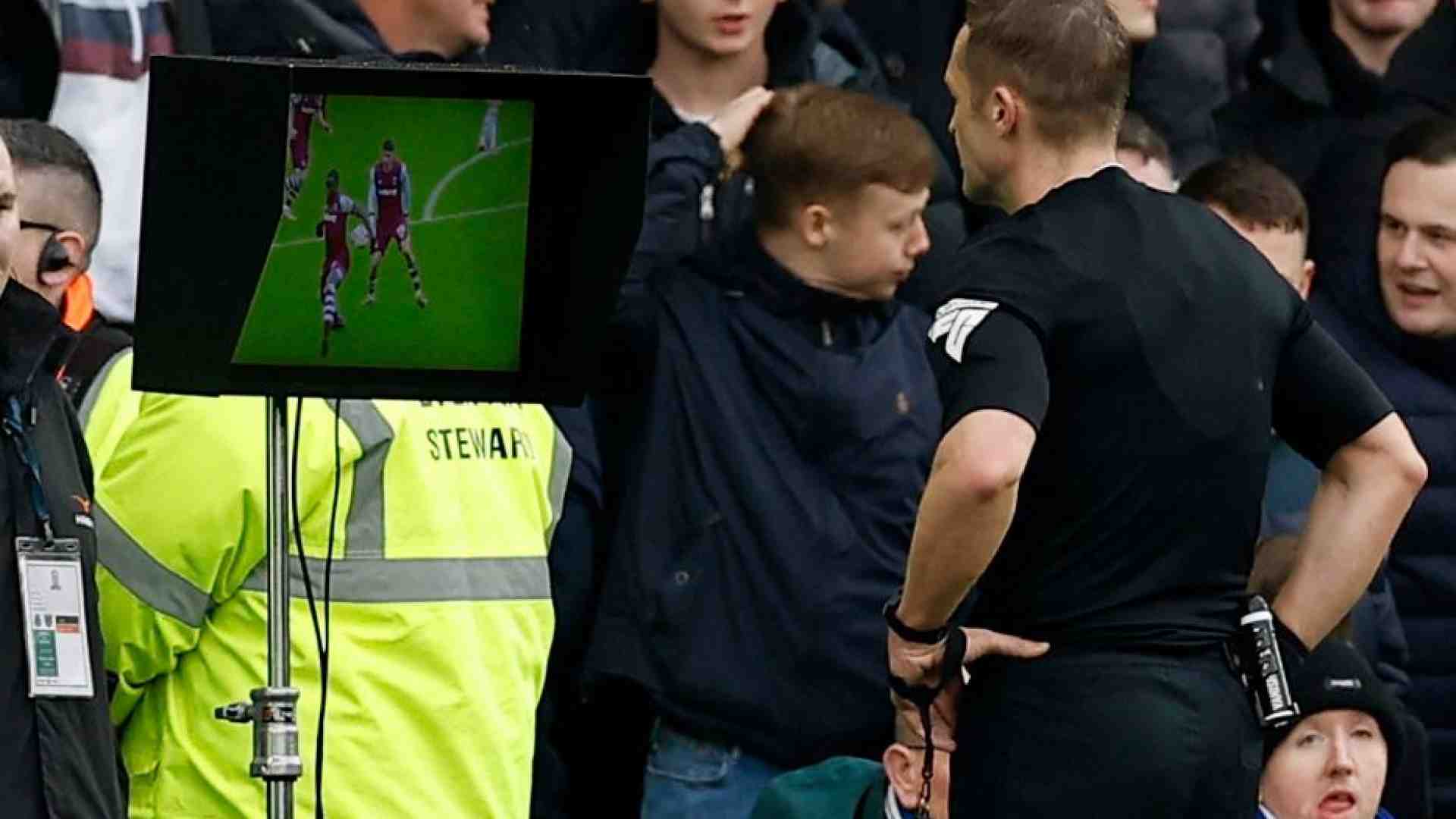 Immagine di L'arbitro spiega perché ha annullato un goal. E viene sommerso dai fischi