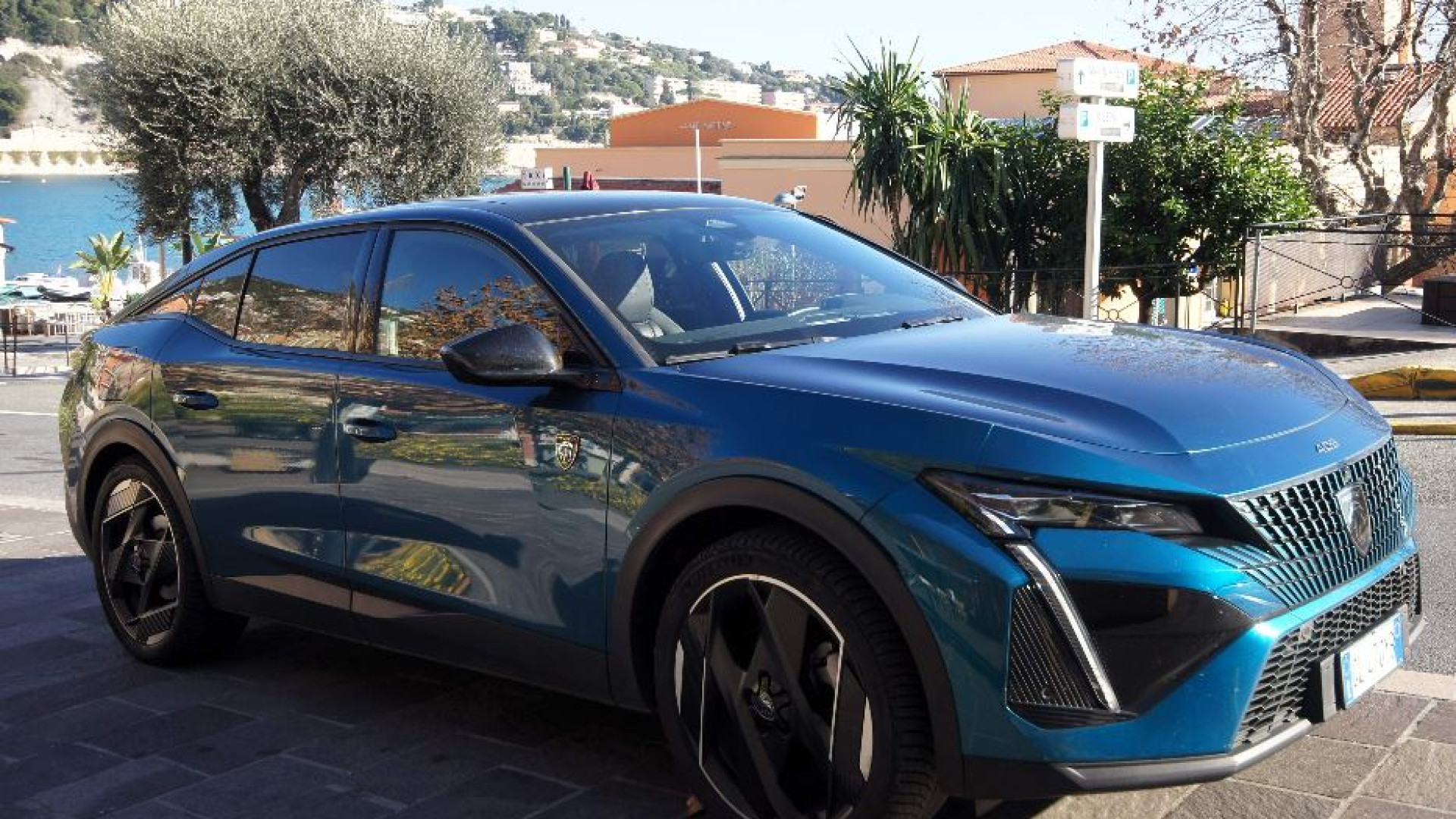 Immagine di Con Peugeot 408 GT, una sfilata di design in Costa Azzurra