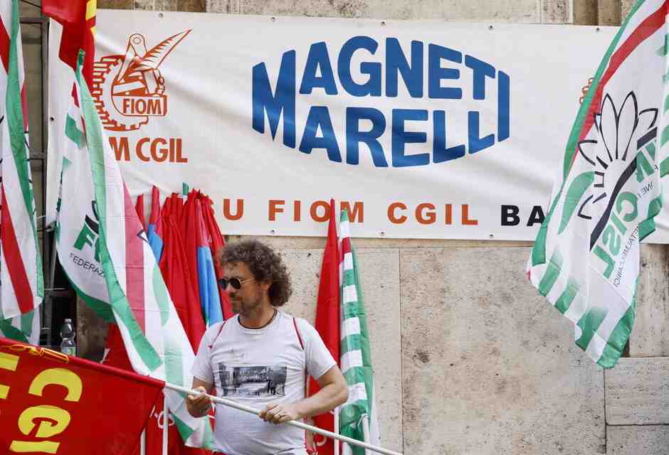 Un presidio di Magneti Marelli davanti al ministero delle Imprese e del Made in Italy - foto LaPresse