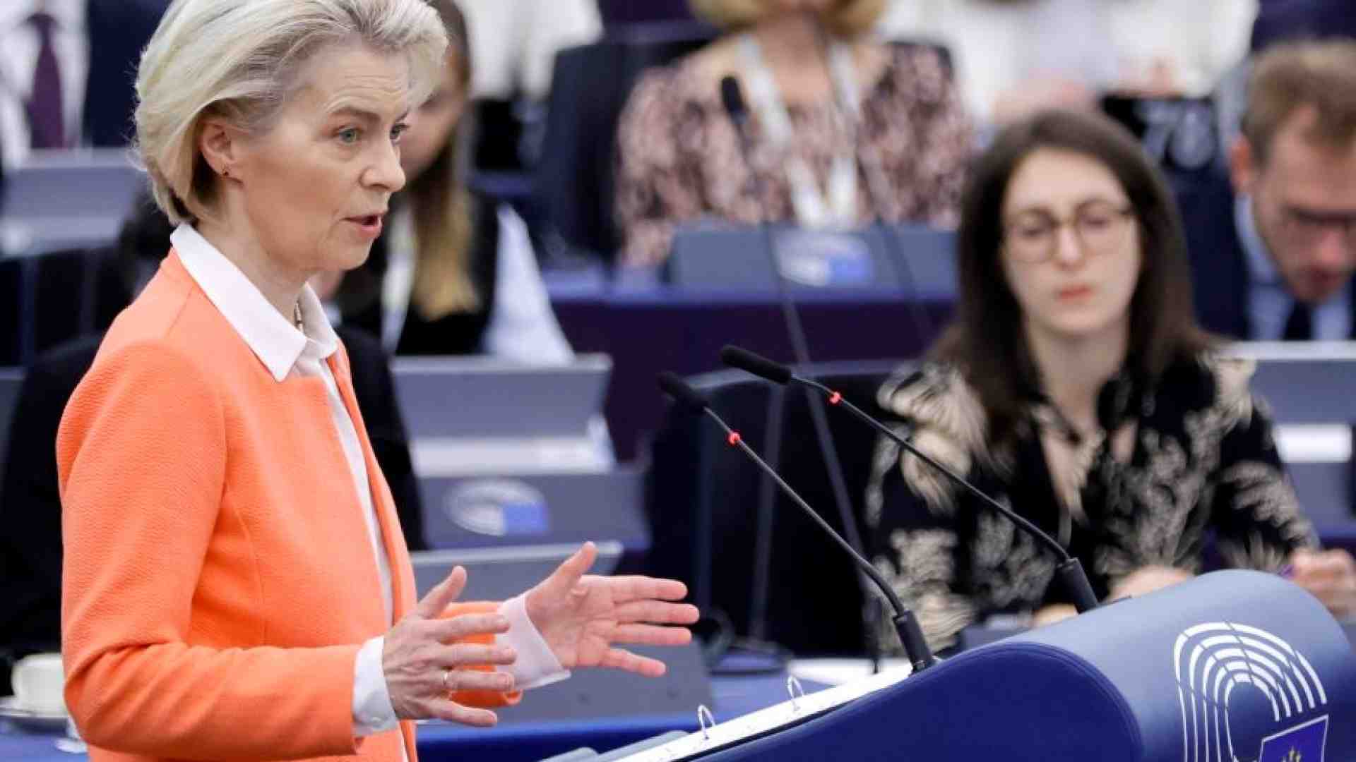 Immagine di L'Europarlamento fa causa a Von der Leyen per i fondi concessi a Orban