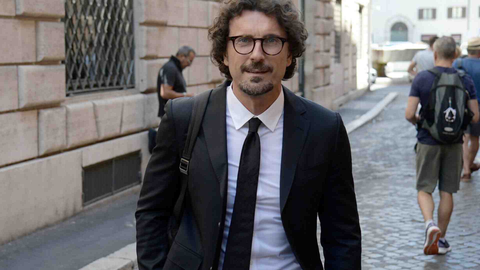 Immagine di Toninelli e la politica delle "emozioni forti"