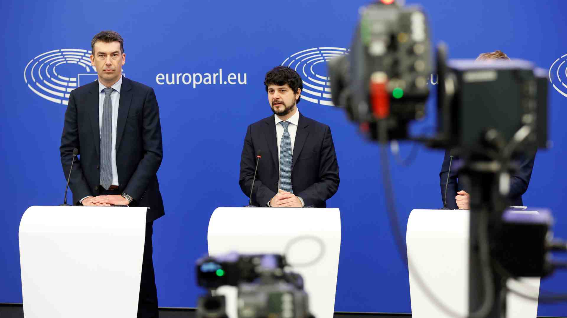 Immagine di Ok all'AI Act: l'intelligenza artificiale non potrà riconoscere le emozioni