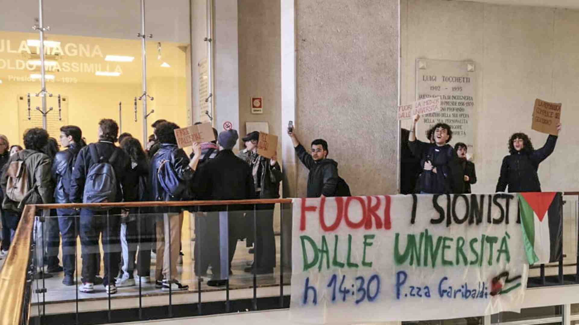 Immagine di A Napoli gli studenti impediscono un dibattito con Molinari. Mattarella: "Bandire l'intolleranza dall'Università"