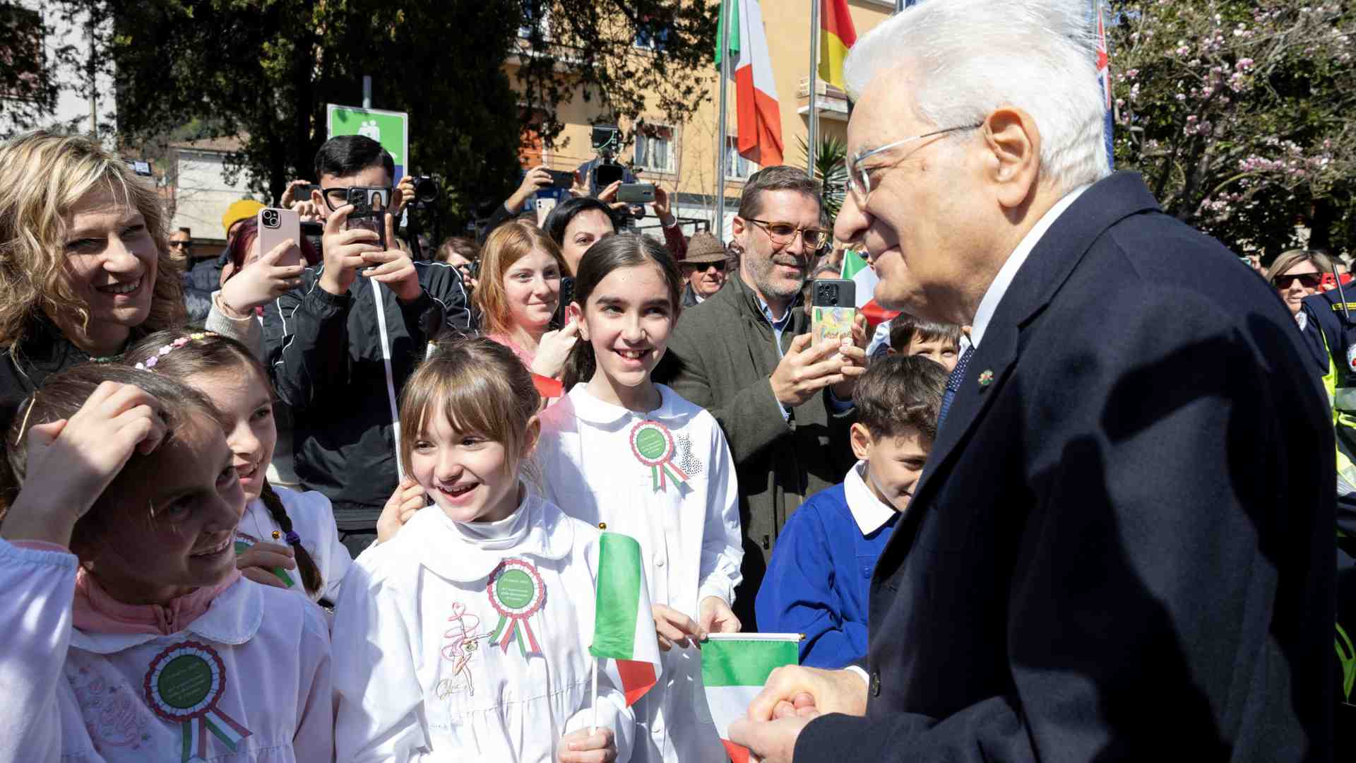 Immagine di Mattarella nel segno di San Benedetto: «Compito della Ue è costruire la pace»