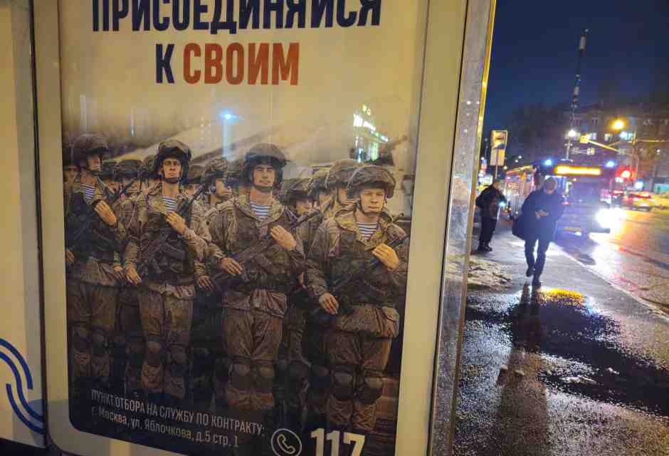 Mosca, manifesto che pubblicizza il servizio a contratto nelle forze armate russe, alla fermata dell'autobus (Getty Images)&nbsp;<br />