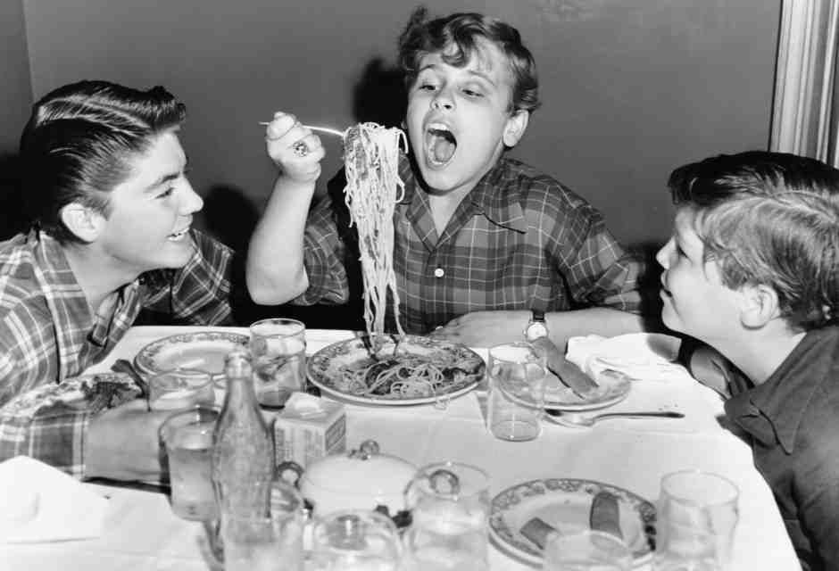 L'attore bambino Dean Stockwell con i co-protagonisti del film "The Happy Years", David Bair e Jerry Mickelsen (Getty Images)&nbsp;<br />