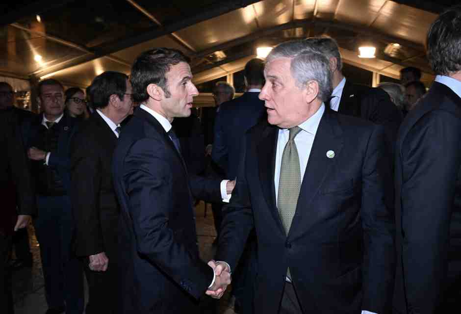 Tajani si smarca da Macron: "L'Italia esclude l'invio di truppe in Ucraina"