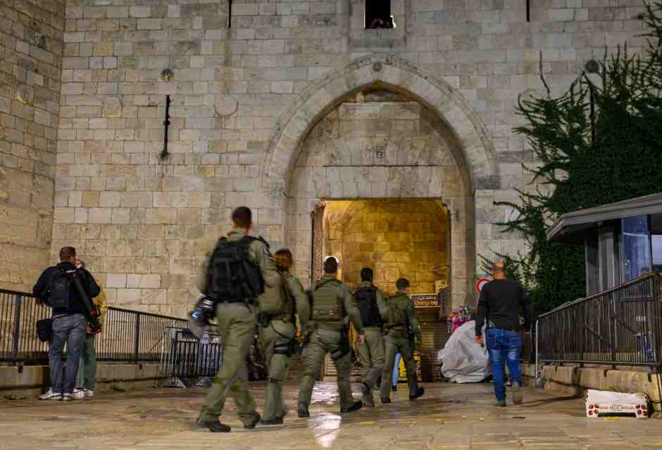 La polizia israeliana entra nella porta di Damasco prima delle preghiere serali del Ramadan l'11 marzo 2024 a Gerusalemme (Alexi Rosenfeld/Getty Images)&nbsp;<br />