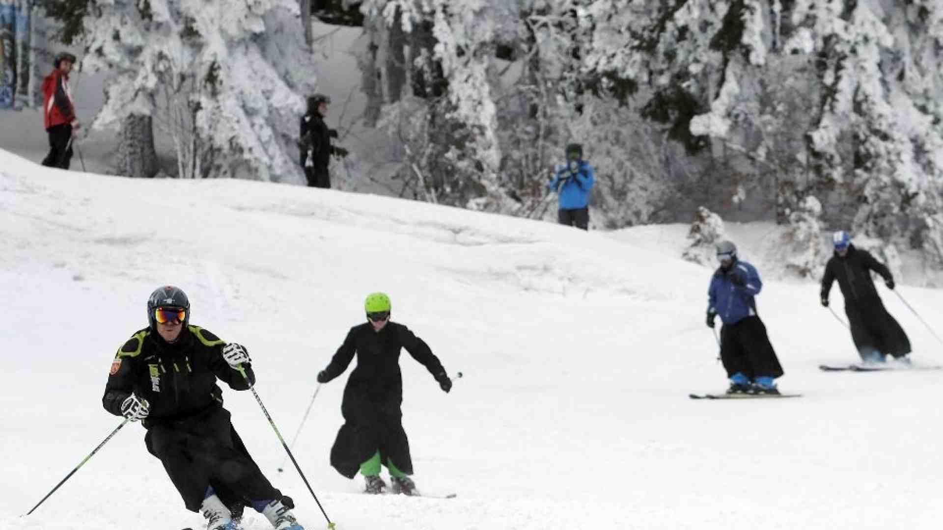 Immagine di Il vescovo Ambrosio (81 anni) ha gareggiato allo slalom gigante per preti