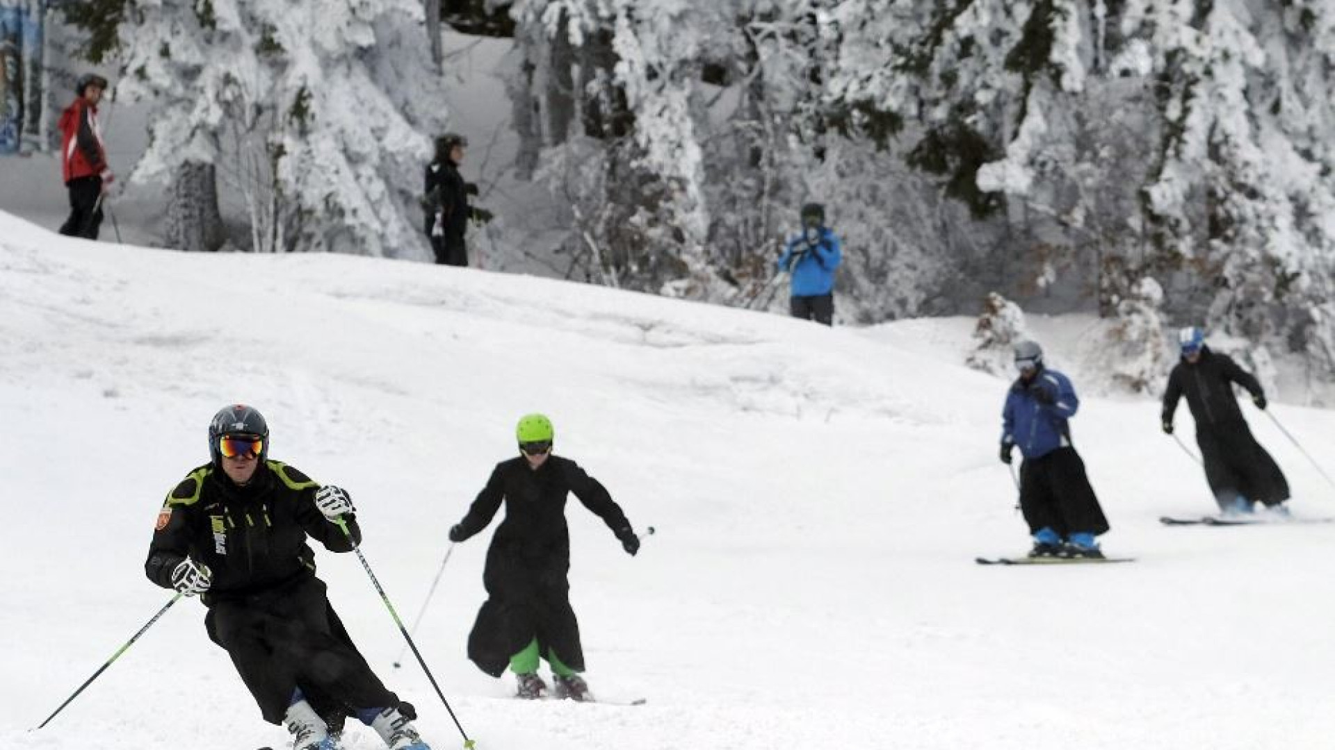 Immagine di Il vescovo Ambrosio (81 anni) ha gareggiato allo slalom gigante per preti