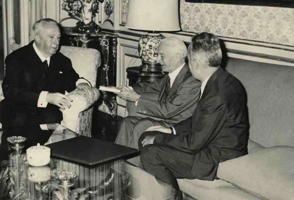 Lo scrittore Carlo Emilio Gadda e Giulio Einaudi in visita di omaggio al Presidente della Repubblica Antonio Segni per fare dono del libro: La cognizione del dolore (foto Wikimedia Commons)