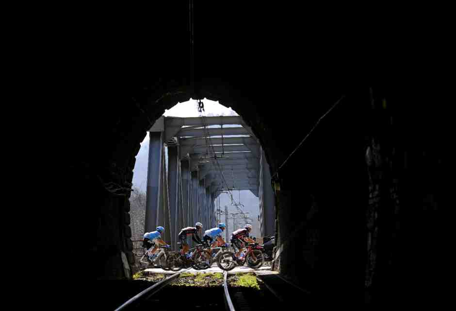 Pedalando verso Sanremo la corsa deve superare ogni tipo di ostacolo, tra ponti, ferrovie, gallerie fino ad arrivare al mare (foto Getty Images)&nbsp;<br />