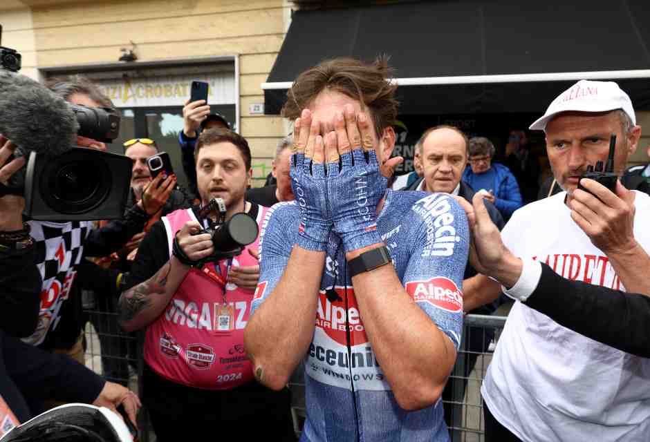 Jasper Philipsen dopo l'arrivo della Milano-Sanremo 2024 (Alessandro Galrofalo - Pool/Getty Images)<br />