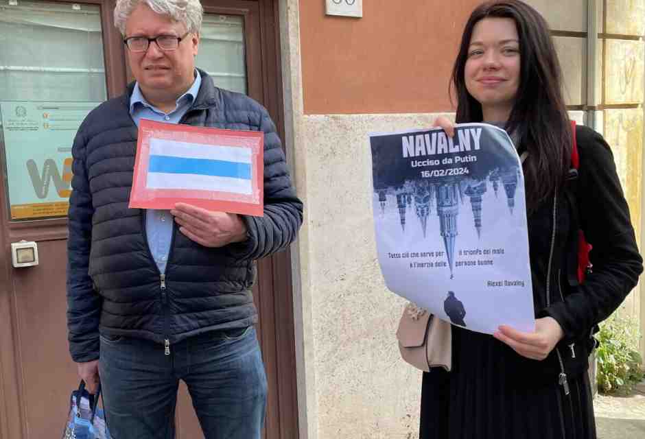 In coda per votare. La speranza e le liti davanti all’ambasciata russa a Roma
