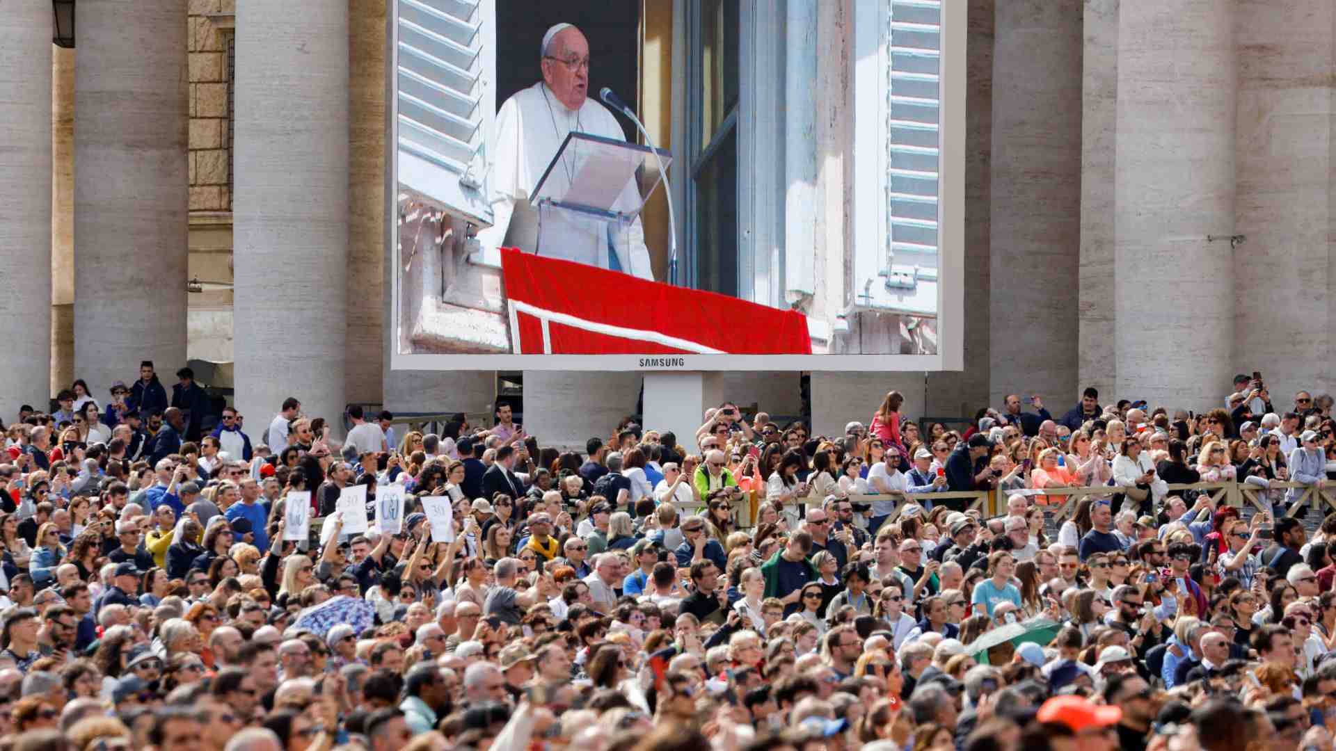 Immagine di Il Papa: «Gloria di Dio sulla croce, non nel successo». E prega per la pace