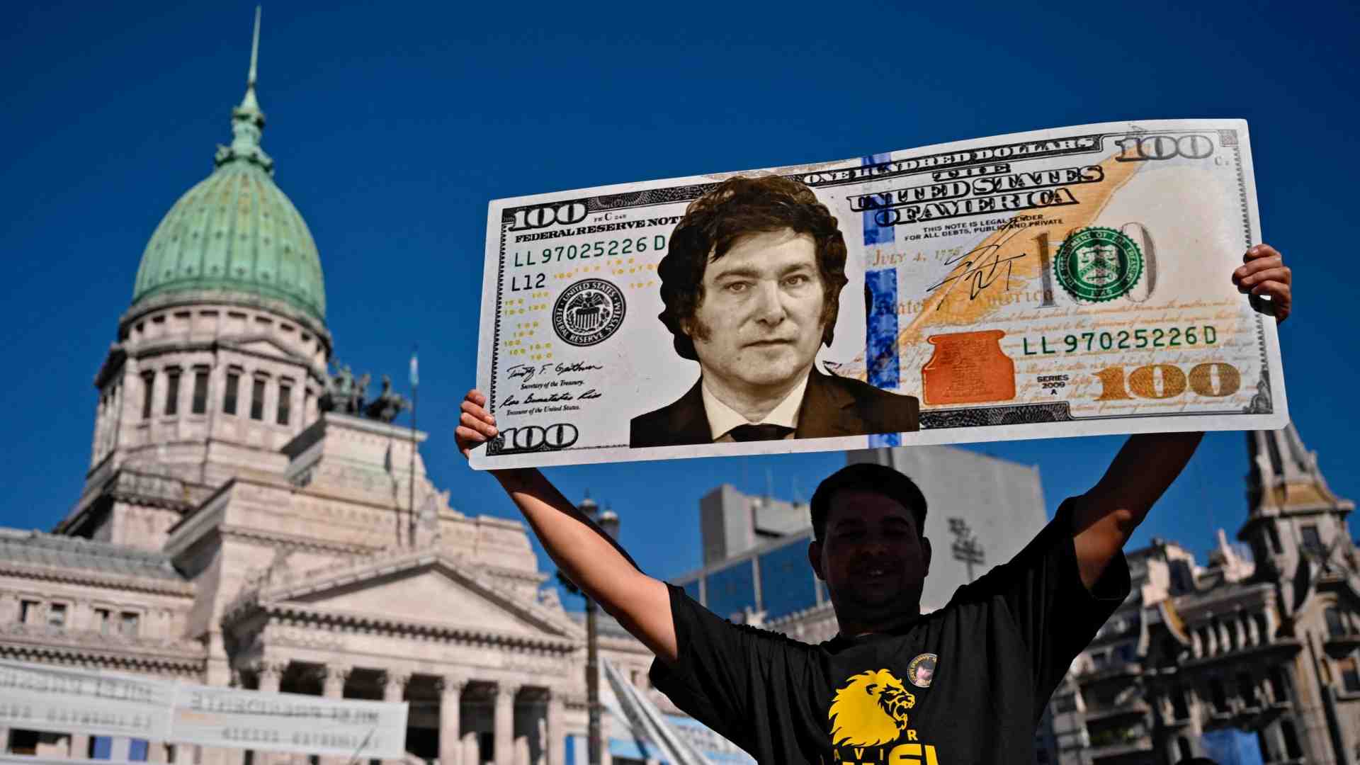 Immagine di Milei, i cento giorni del Leone con la motosega