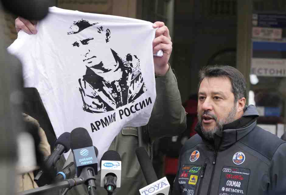 La maglietta con Putin sventolata in faccia a Salvini dal sindaco di Przemysl, in Polonia, nel marzo 2022 (LaPresse)&nbsp;<br />