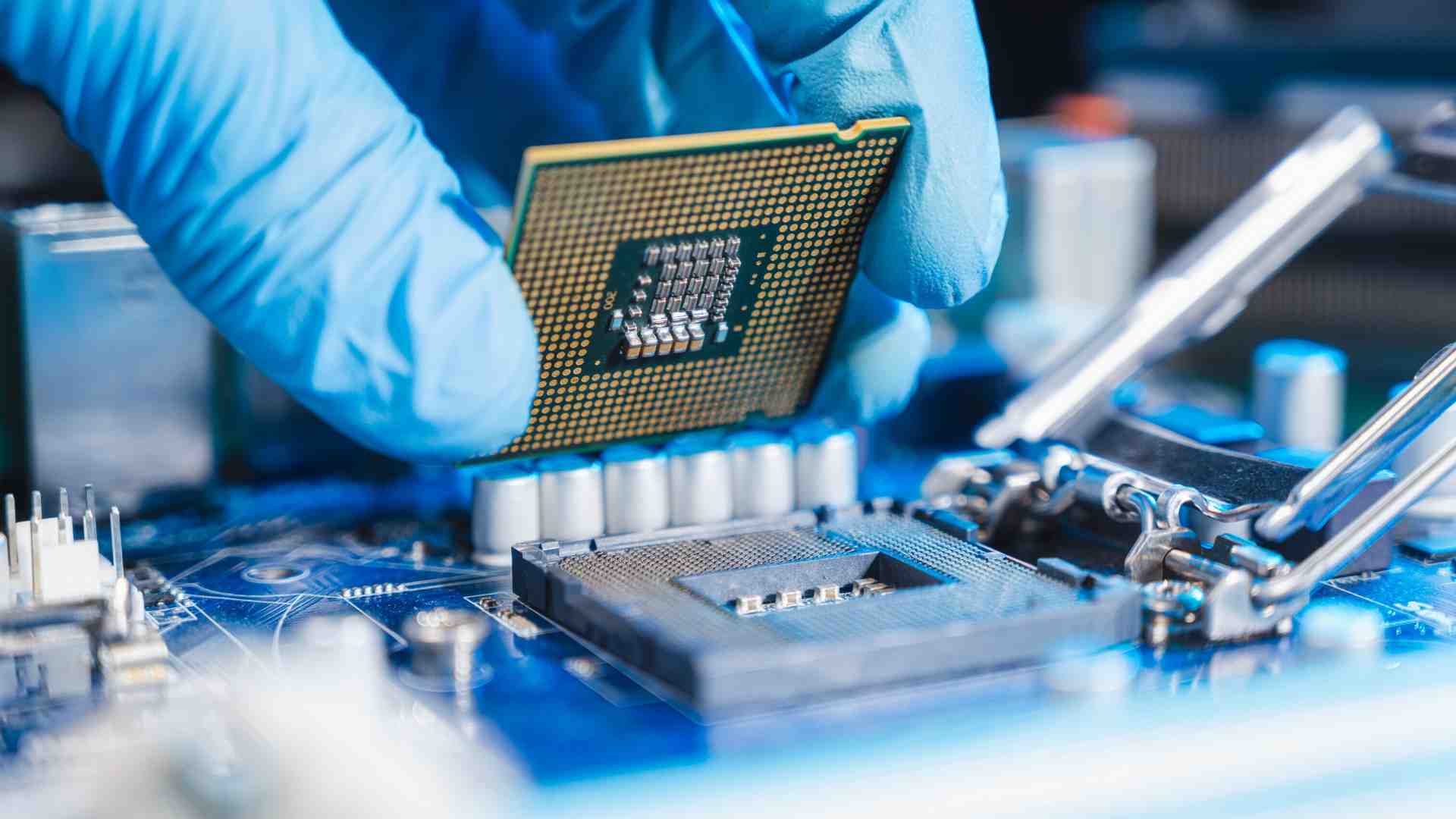 Immagine di La querelle con la Francia per STMicro. Qual è la strategia del governo sui chip?
