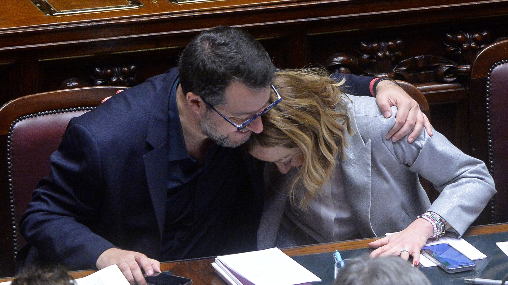 Immagine di Abbraccio tra Meloni e Salvini (che poi se ne va). «Ucraina, contano le scelte»