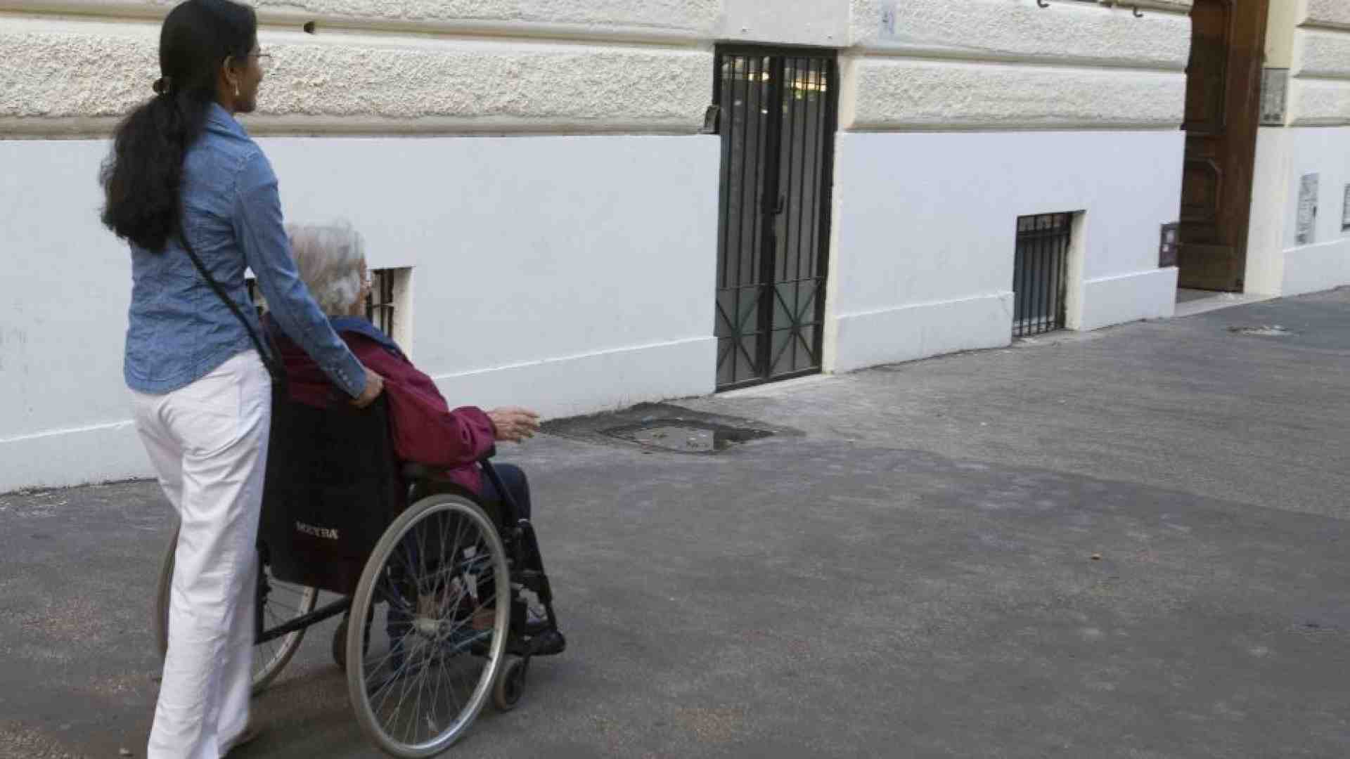 Immagine di Anziani non autosufficienti, in vigore la «riforma che non c'è»