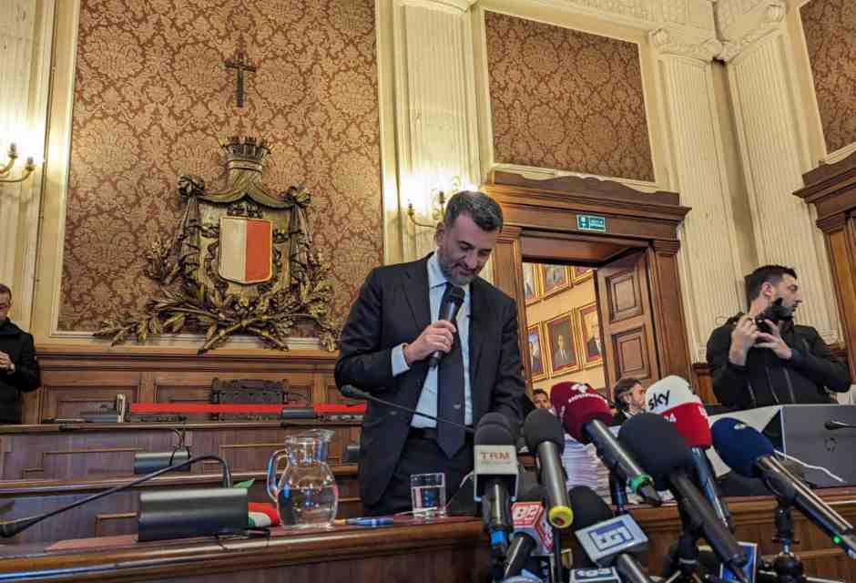 Lo show e le lacrime di Decaro: "Contro Bari una manovra della destra in Puglia"