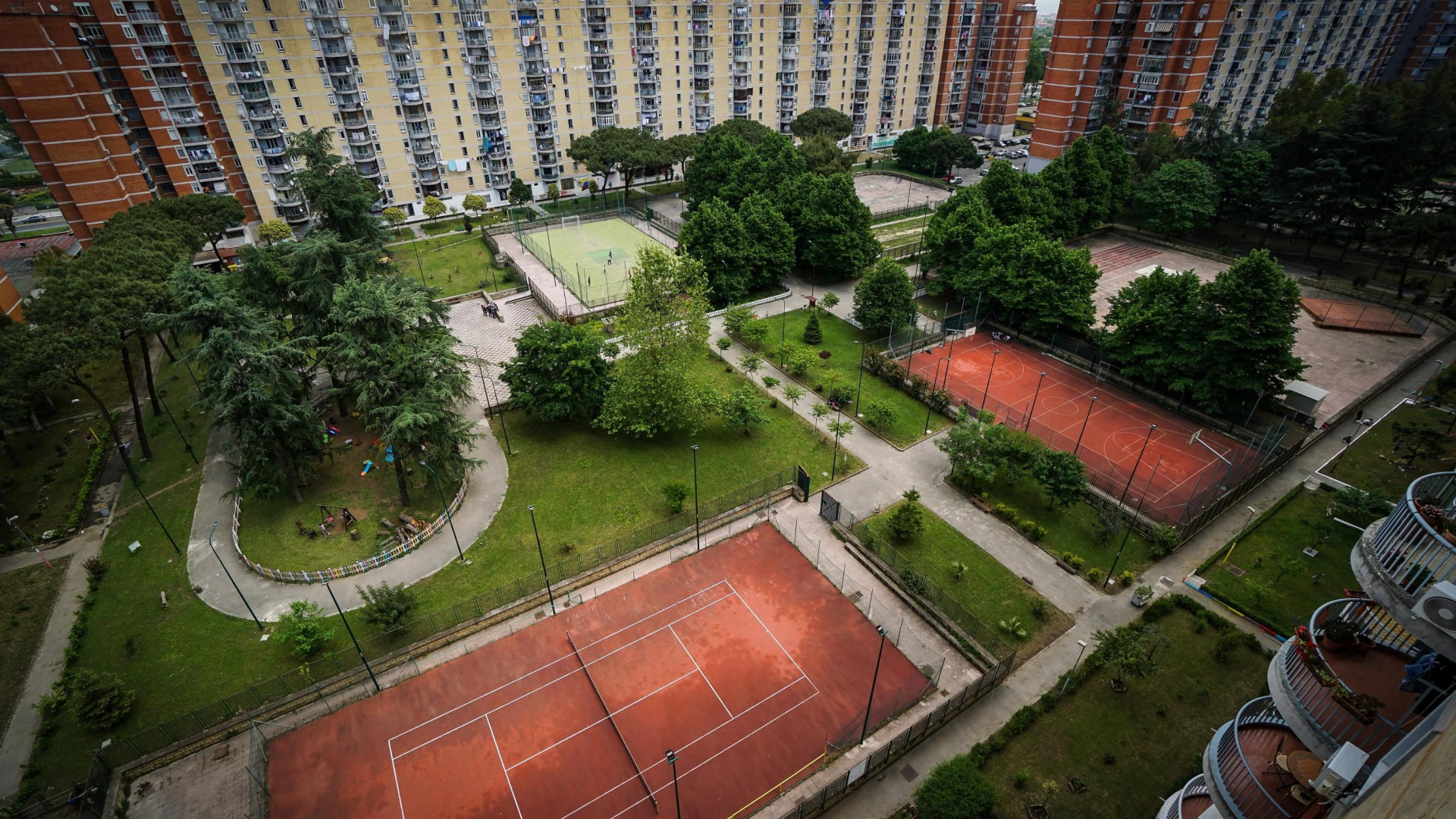 Immagine di Botte tra mamme a Scampia. E i bambini stanno a guardare
