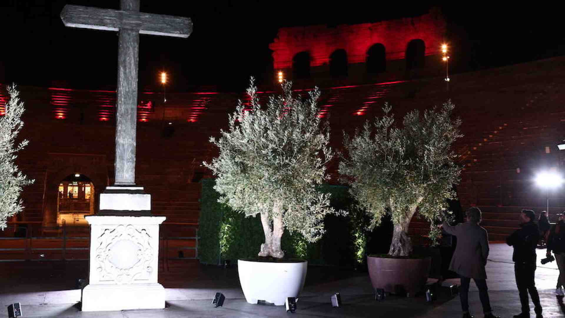 Immagine di L’Arena attende la Via Crucis con migliaia di fedeli e il Vescovo