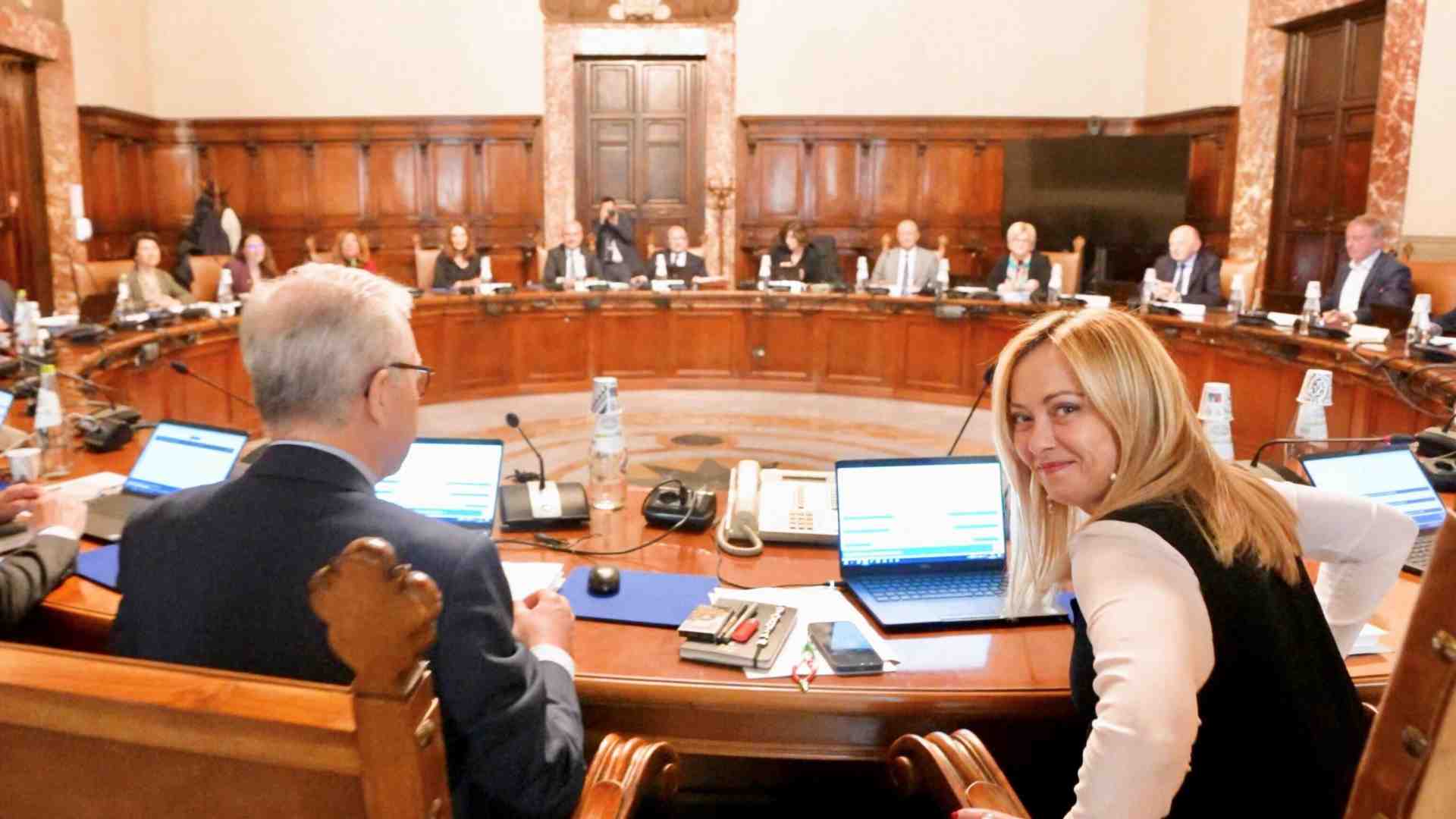 Immagine di La zona rossa di Meloni: Cdm con ingressi contingentati e aree off limits contro le fughe di notizie