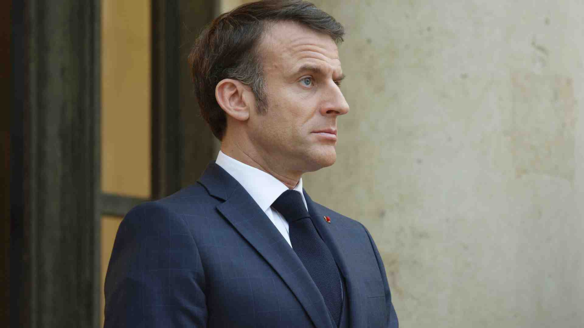 Immagine di Due volti del macronismo si danno al super pop, tra romanzi rosa e ritocchini