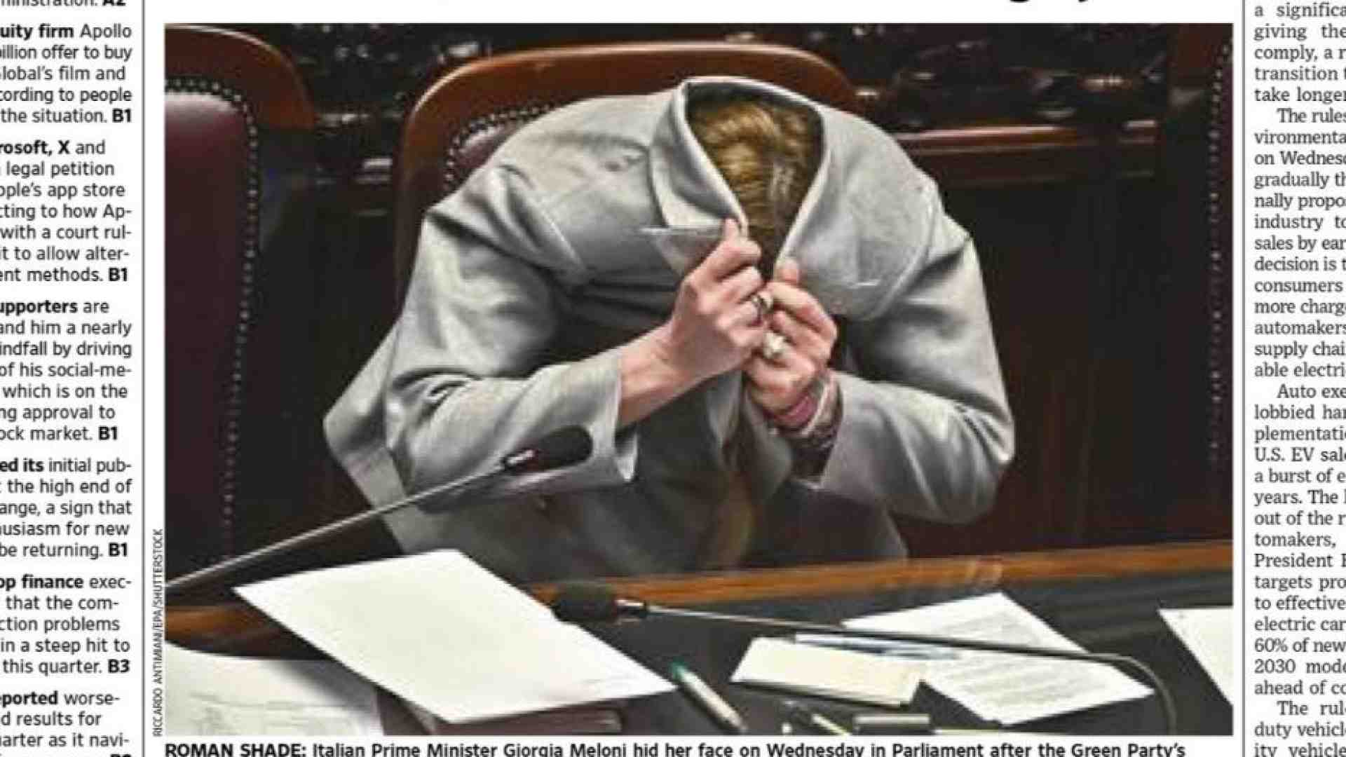 Immagine di Meloni con la faccia nella giacca: la foto sul Wall Street Journal