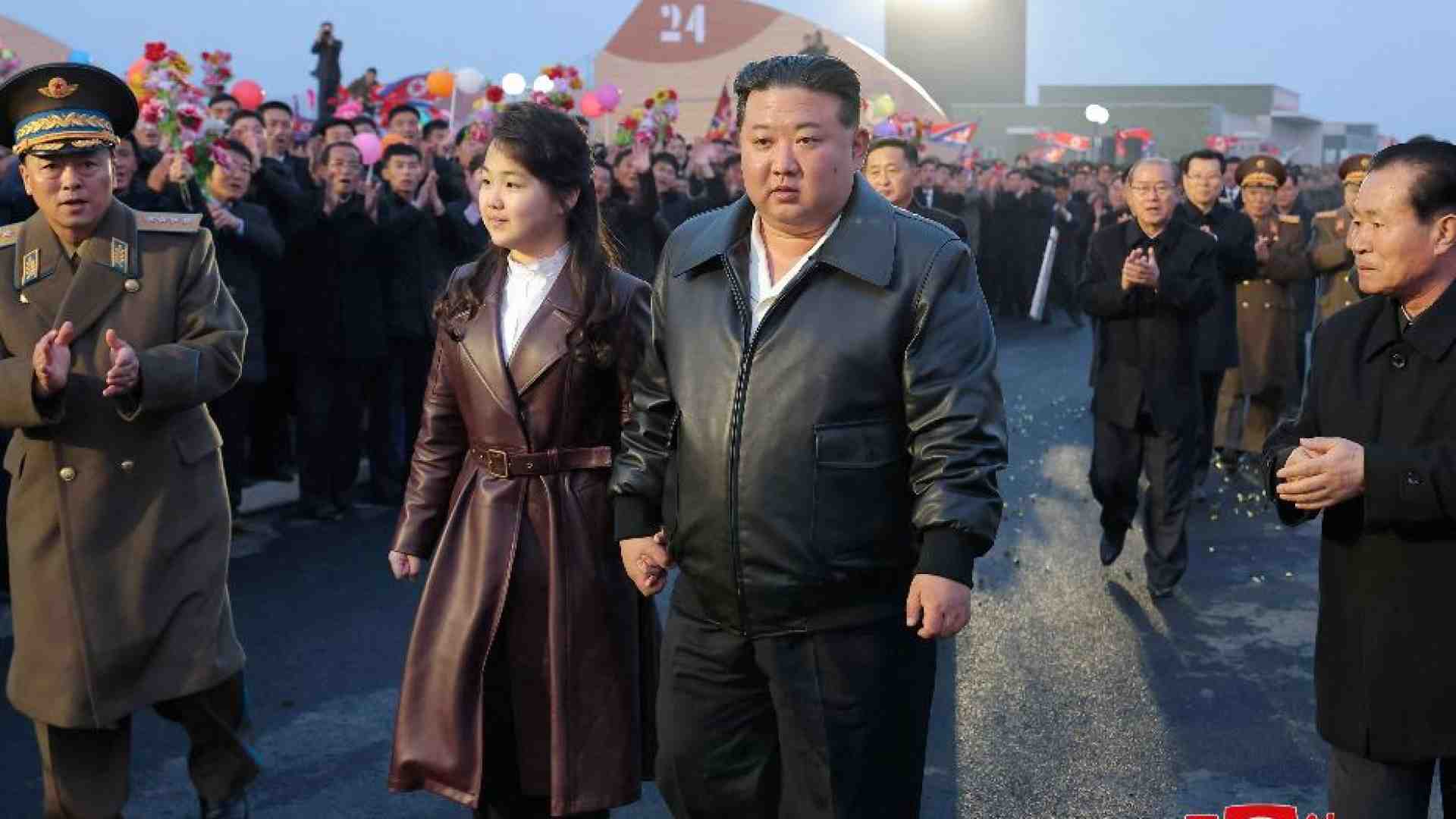 Immagine di La giovanissima Kim, a 10 anni, è già la «guida» del Paese
