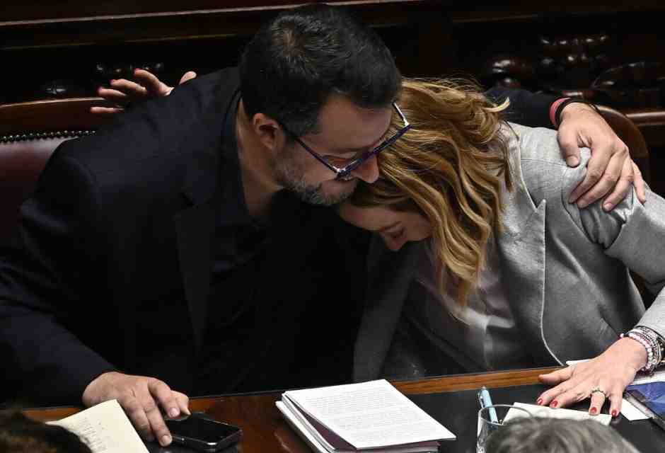I baci non definitivi di Salvini a Meloni. La premier: "Fino alle europee sarà così"